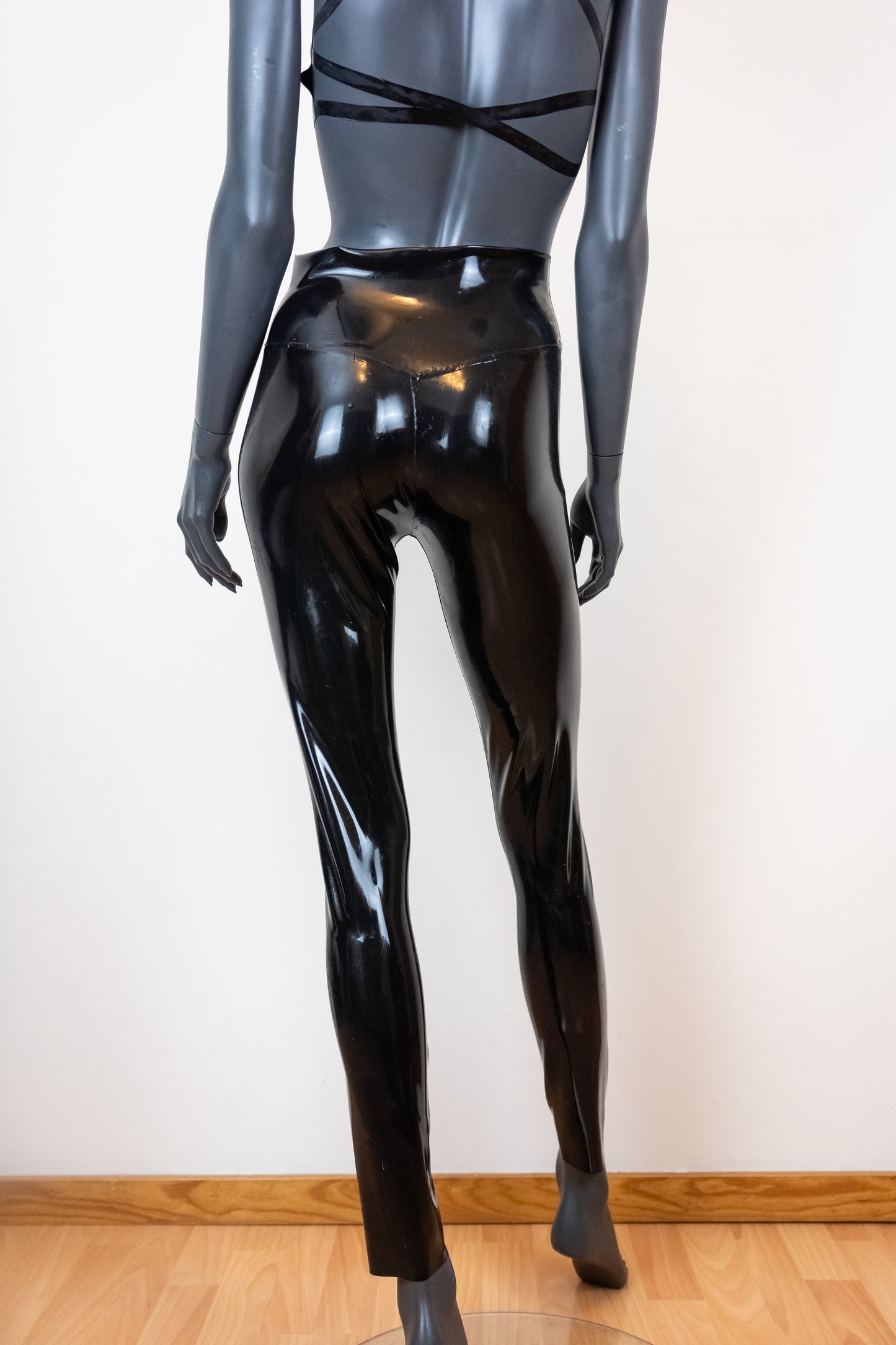Latex legging avec ceinture en V