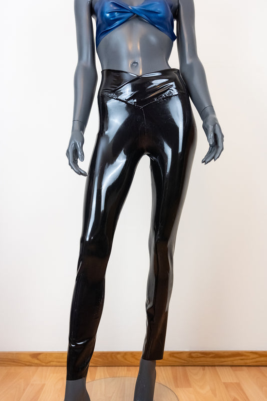 Latex legging avec ceinture en V